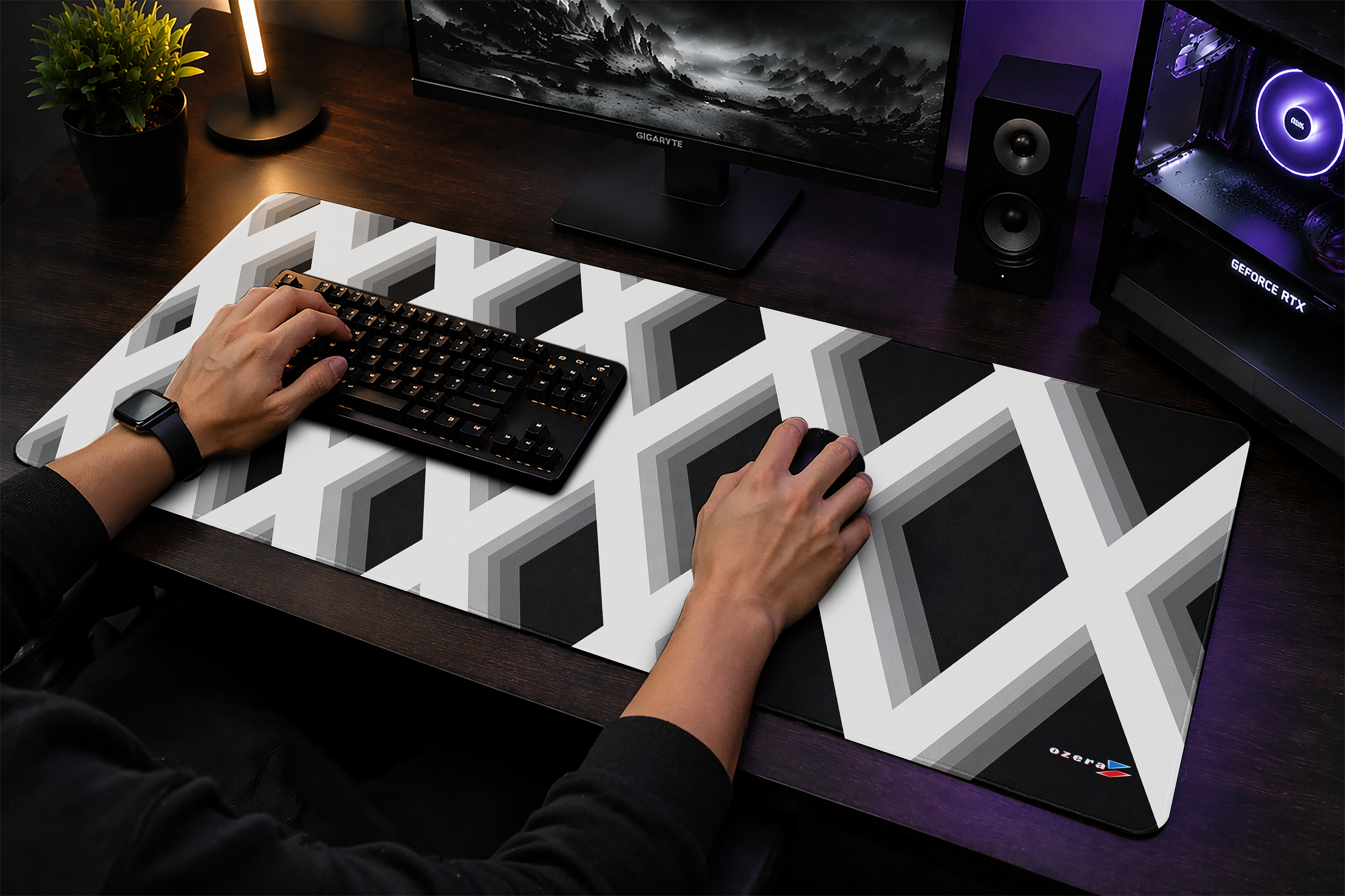Monochrome Interlock Pattern