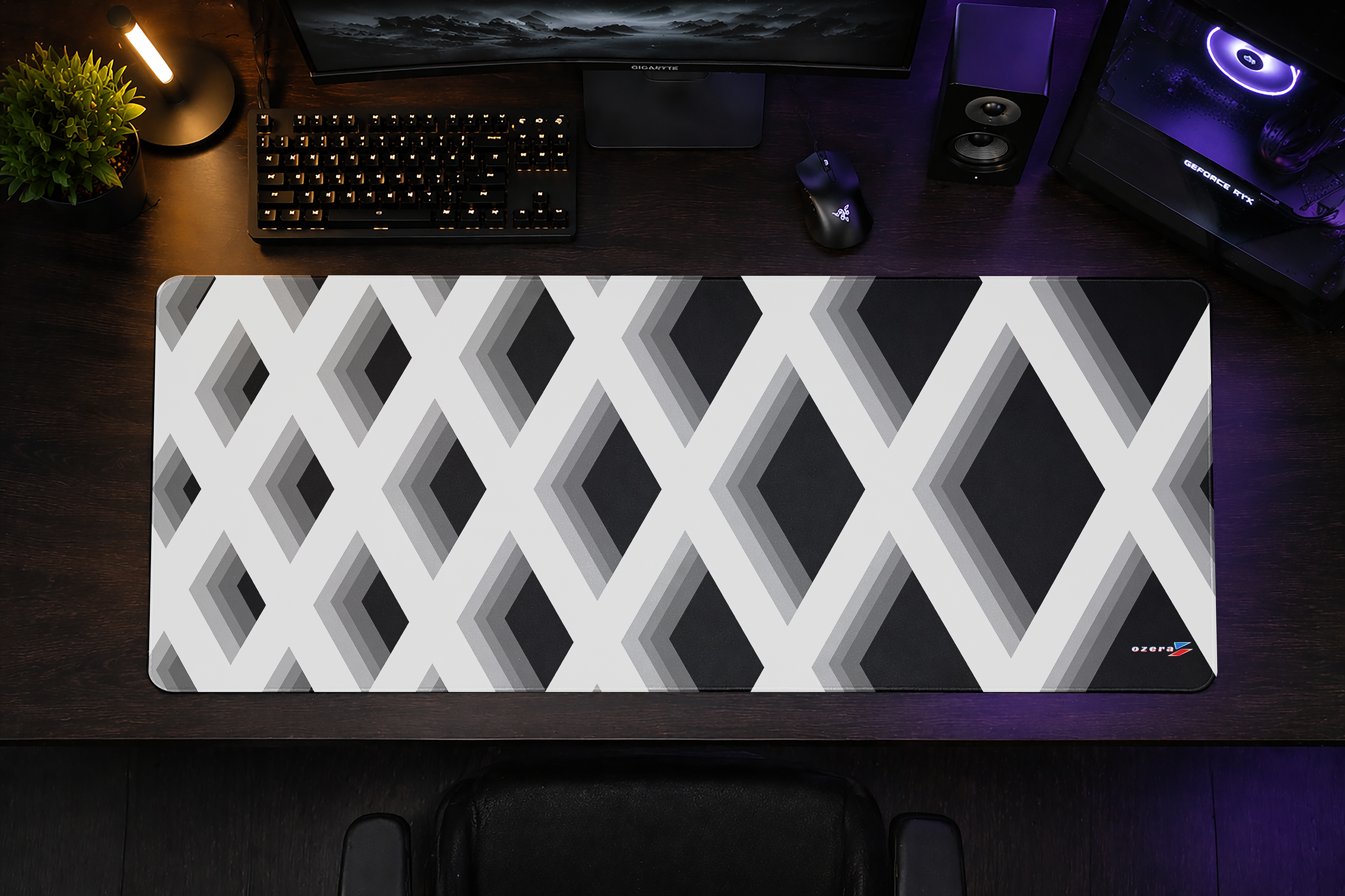Monochrome Interlock Pattern